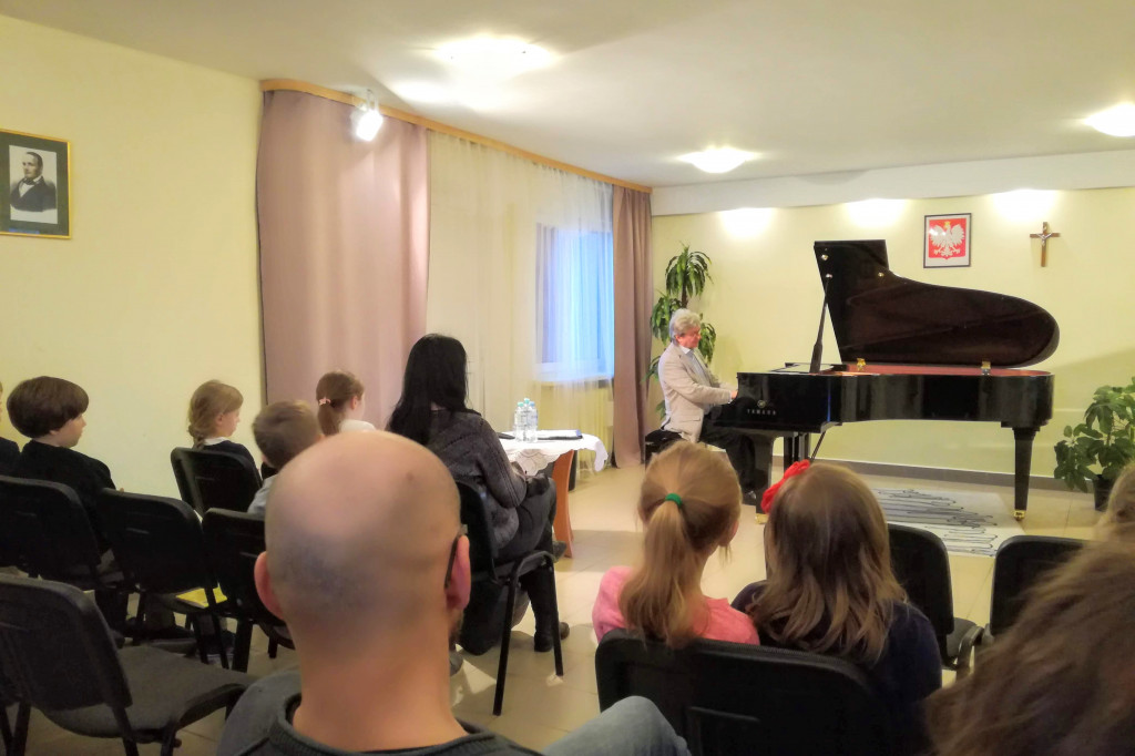 Młodzi pianiści z Gąbina ćwiczyli pod okiem mistrza.