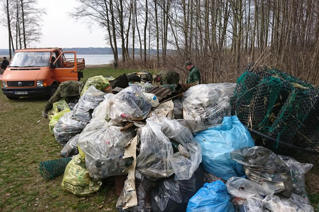 Wędkarze sprzątali nabrzeża Jeziora Zdworskiego. Ilość odpadów przeraża... [zdjęcia]