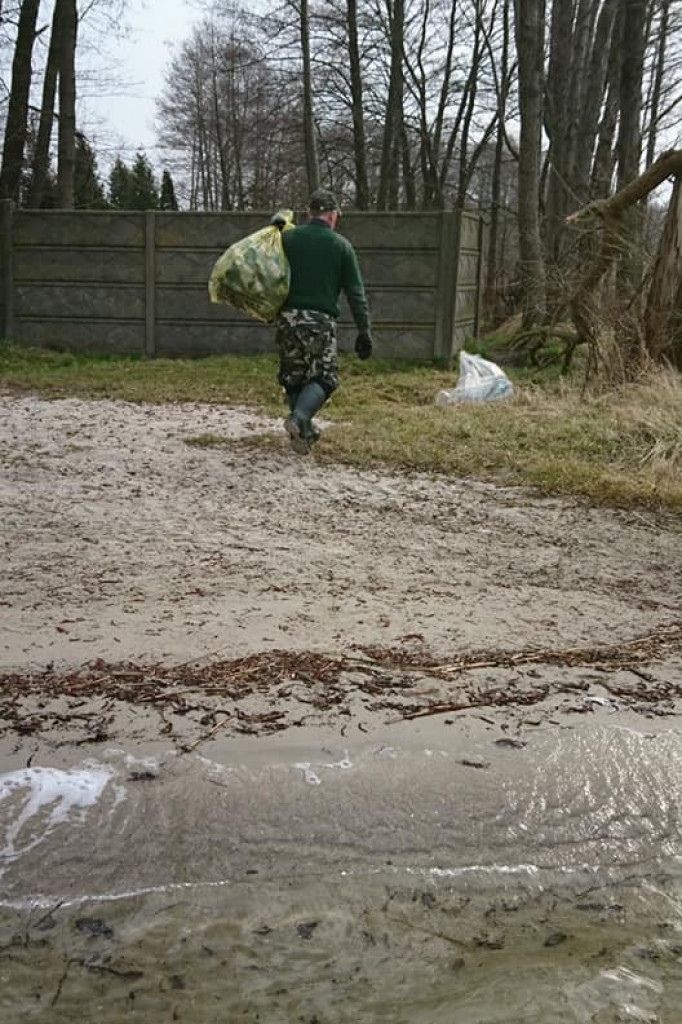 Wędkarze sprzątali nabrzeża Jeziora Zdworskiego. Ilość odpadów przeraża... [zdjęcia]