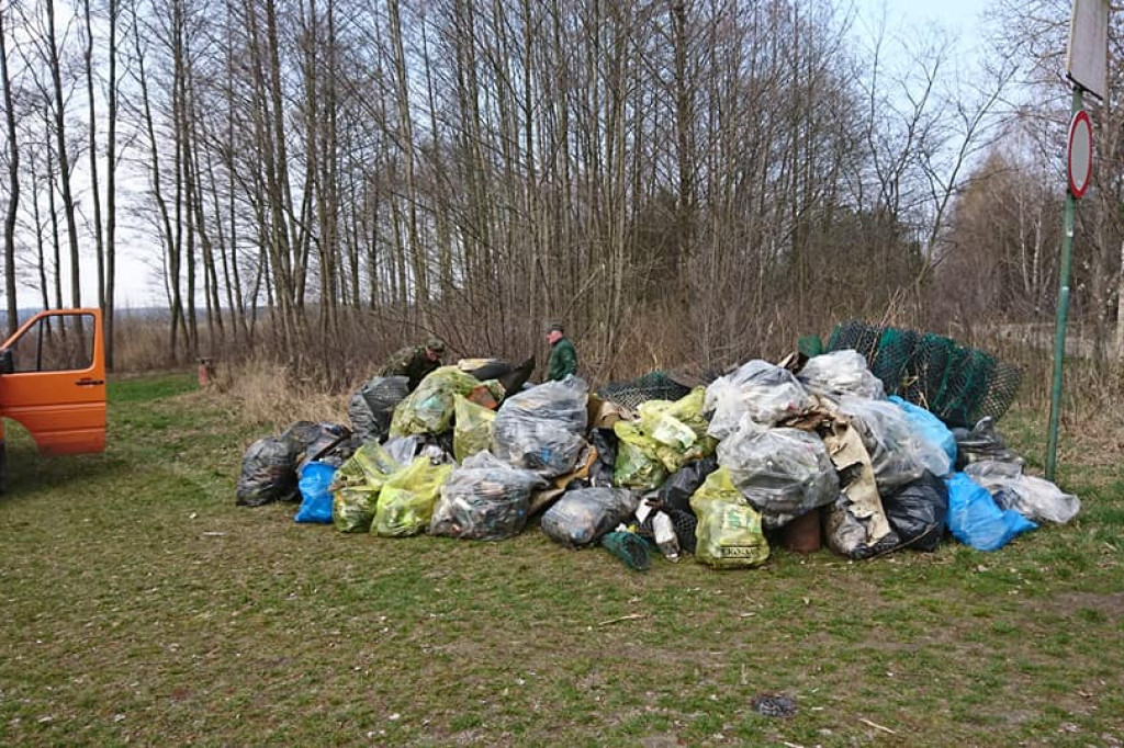 Wędkarze sprzątali nabrzeża Jeziora Zdworskiego. Ilość odpadów przeraża... [zdjęcia]