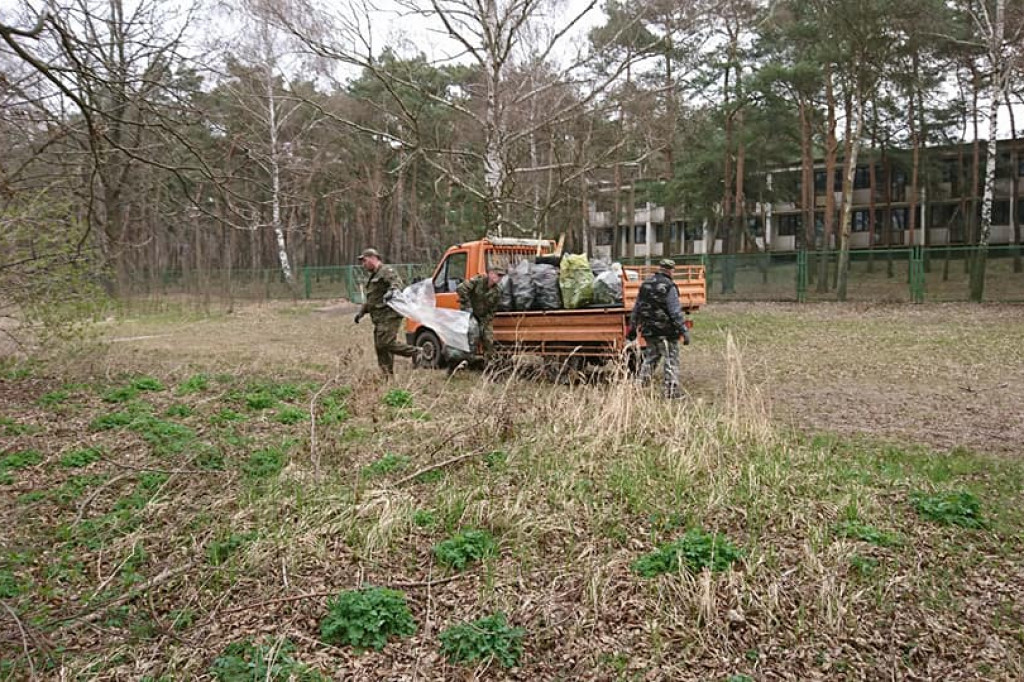 Wędkarze sprzątali nabrzeża Jeziora Zdworskiego. Ilość odpadów przeraża... [zdjęcia]