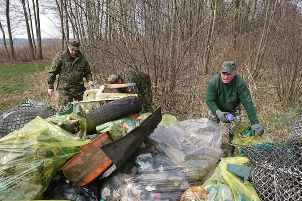 Wędkarze sprzątali nabrzeża Jeziora Zdworskiego. Ilość odpadów przeraża... [zdjęcia]