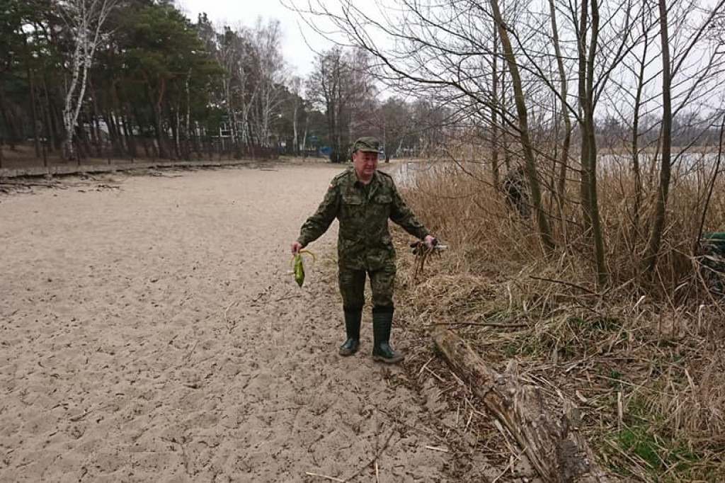Wędkarze sprzątali nabrzeża Jeziora Zdworskiego. Ilość odpadów przeraża... [zdjęcia]
