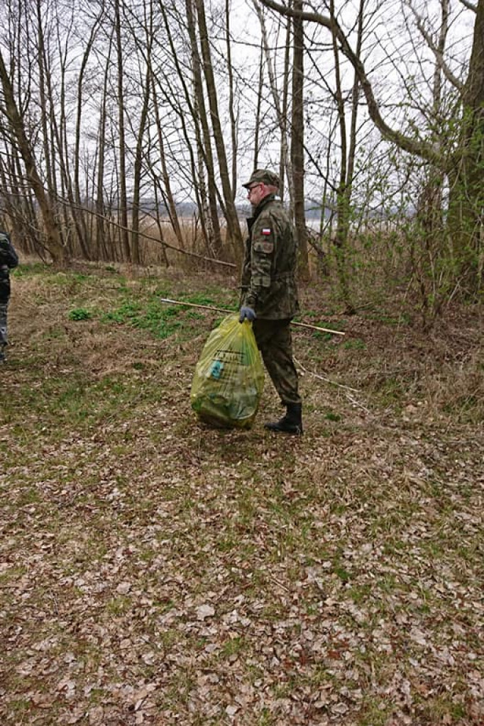 Wędkarze sprzątali nabrzeża Jeziora Zdworskiego. Ilość odpadów przeraża... [zdjęcia]