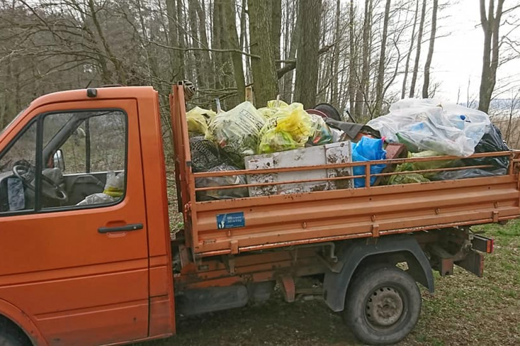 Wędkarze sprzątali nabrzeża Jeziora Zdworskiego. Ilość odpadów przeraża... [zdjęcia]