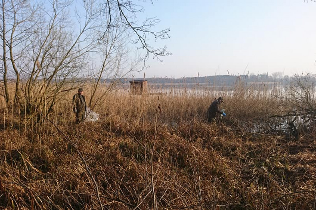 Wędkarze sprzątali nabrzeża Jeziora Zdworskiego. Ilość odpadów przeraża... [zdjęcia]