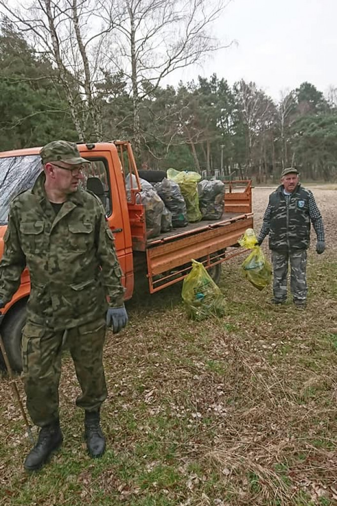 Wędkarze sprzątali nabrzeża Jeziora Zdworskiego. Ilość odpadów przeraża... [zdjęcia]