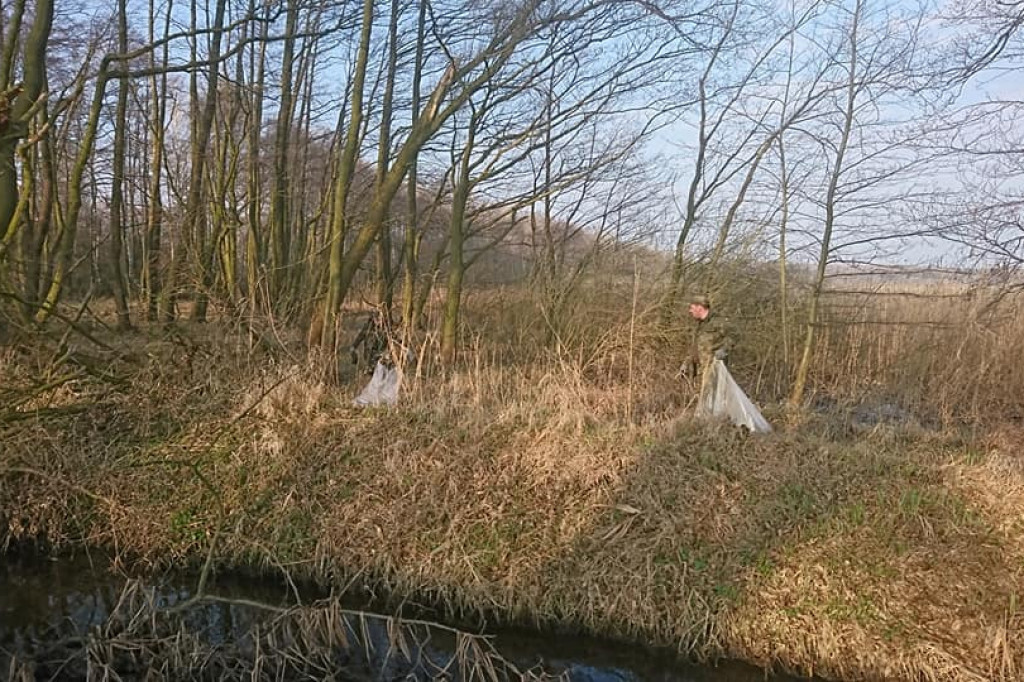 Wędkarze sprzątali nabrzeża Jeziora Zdworskiego. Ilość odpadów przeraża... [zdjęcia]