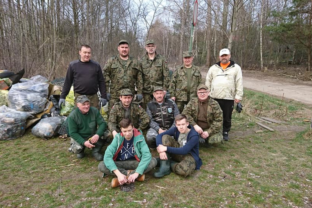 Wędkarze sprzątali nabrzeża Jeziora Zdworskiego. Ilość odpadów przeraża... [zdjęcia]