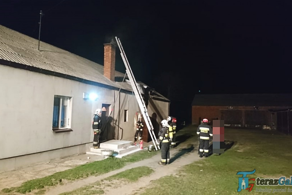 W kominie zapaliła się sadza. Ogień zauważył sąsiad. [zdjęcia]