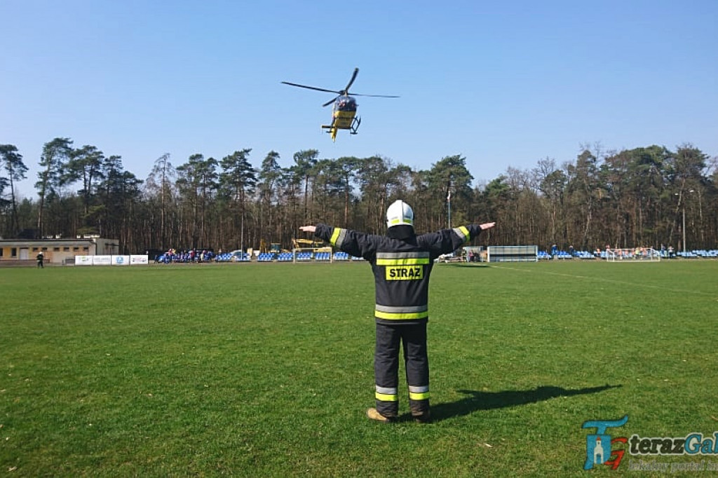 Na stadionie lądował śmigłowiec. Przerwano rozgrzewkę młodych piłkarzy. [zdjęcia]