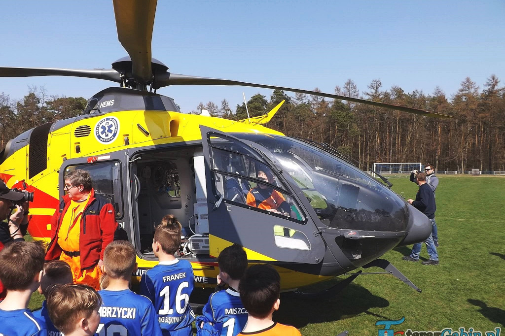 Na stadionie lądował śmigłowiec. Przerwano rozgrzewkę młodych piłkarzy. [zdjęcia]