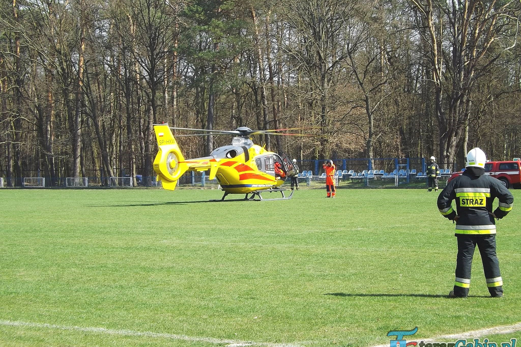Na stadionie lądował śmigłowiec. Przerwano rozgrzewkę młodych piłkarzy. [zdjęcia]