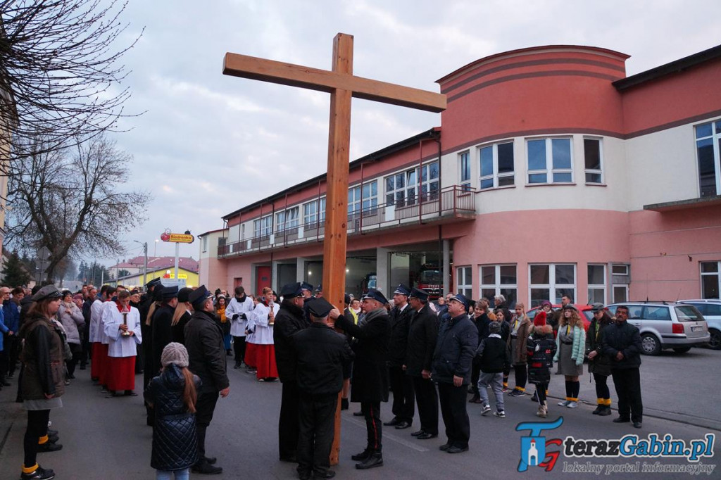 Droga Krzyżowa przeszła ulicami Gąbina. [zdjęcia]