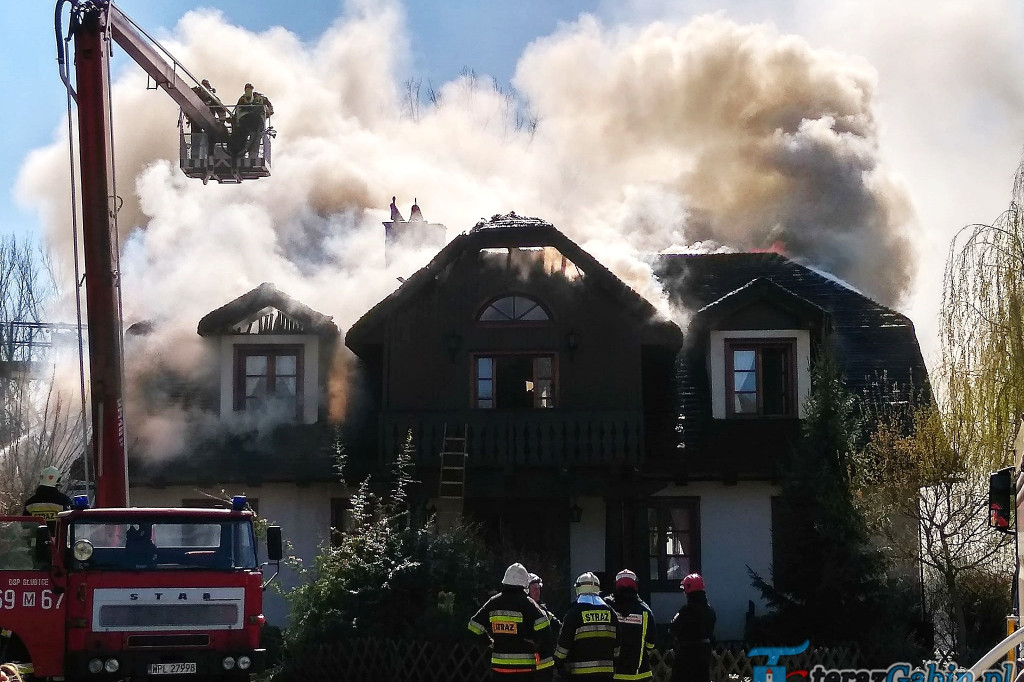 Groźny pożar w Zaździerzu. Płonął budynek mieszkalny. [zdjęcia]