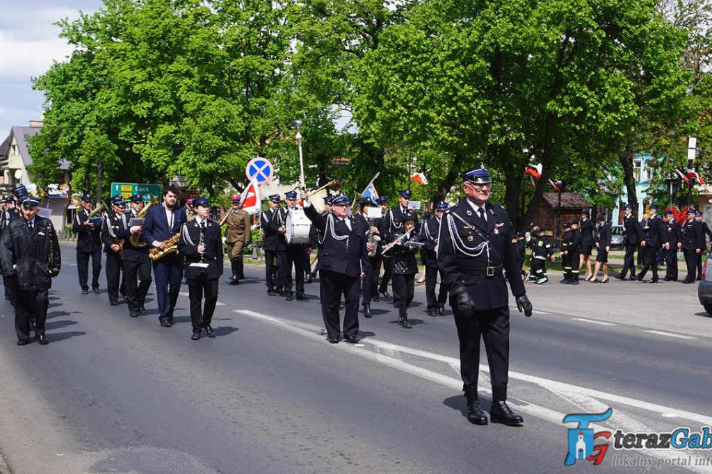 Gąbin uczcił rocznicę uchwalenia Konstytucji. Świętowali również strażacy. [zdjęcia]