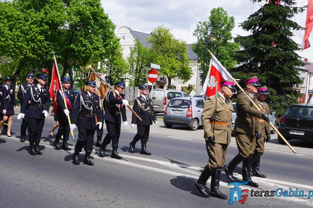 Gąbin uczcił rocznicę uchwalenia Konstytucji. Świętowali również strażacy. [zdjęcia]