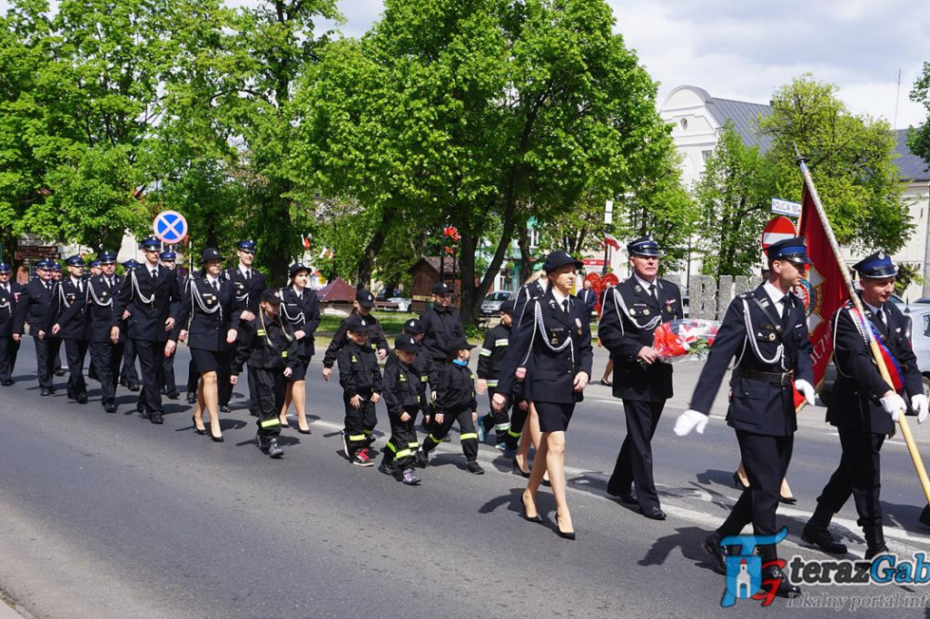 Gąbin uczcił rocznicę uchwalenia Konstytucji. Świętowali również strażacy. [zdjęcia]