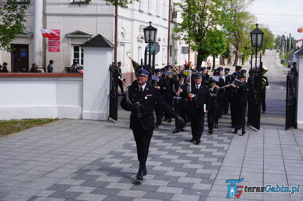 Gąbin uczcił rocznicę uchwalenia Konstytucji. Świętowali również strażacy. [zdjęcia]