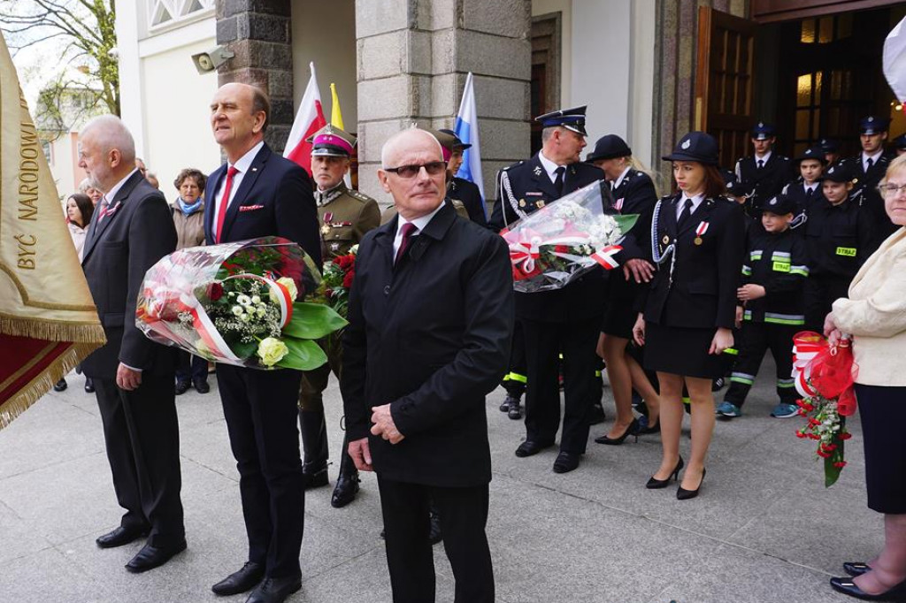 Gąbin uczcił rocznicę uchwalenia Konstytucji. Świętowali również strażacy. [zdjęcia]
