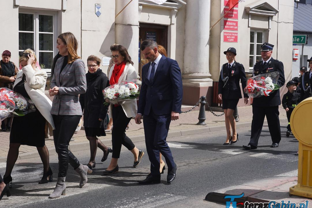 Gąbin uczcił rocznicę uchwalenia Konstytucji. Świętowali również strażacy. [zdjęcia]