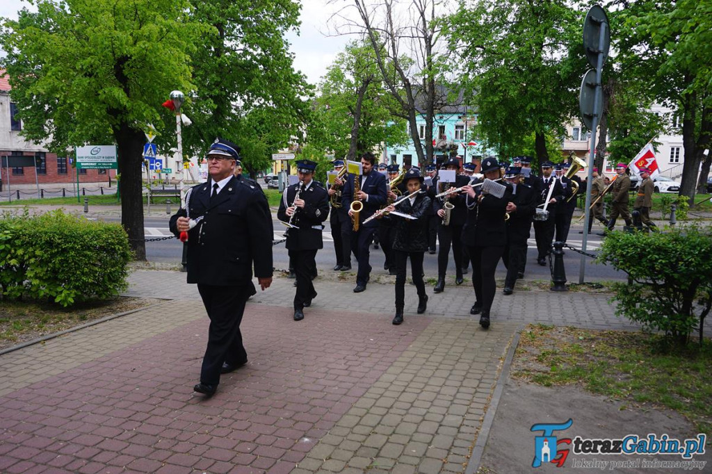 Gąbin uczcił rocznicę uchwalenia Konstytucji. Świętowali również strażacy. [zdjęcia]