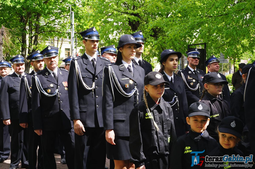 Gąbin uczcił rocznicę uchwalenia Konstytucji. Świętowali również strażacy. [zdjęcia]