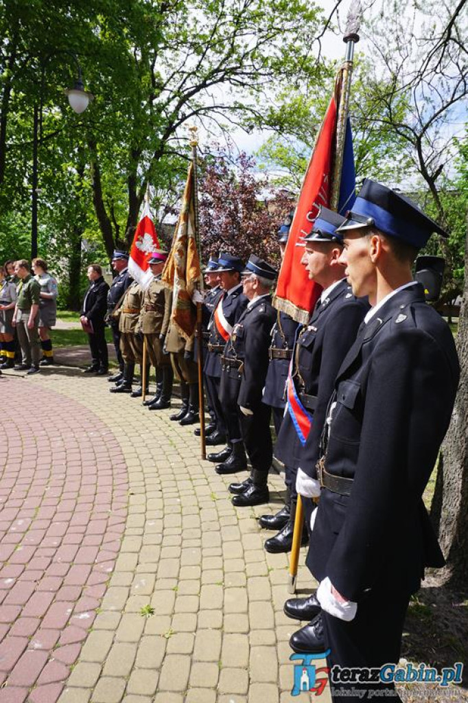 Gąbin uczcił rocznicę uchwalenia Konstytucji. Świętowali również strażacy. [zdjęcia]