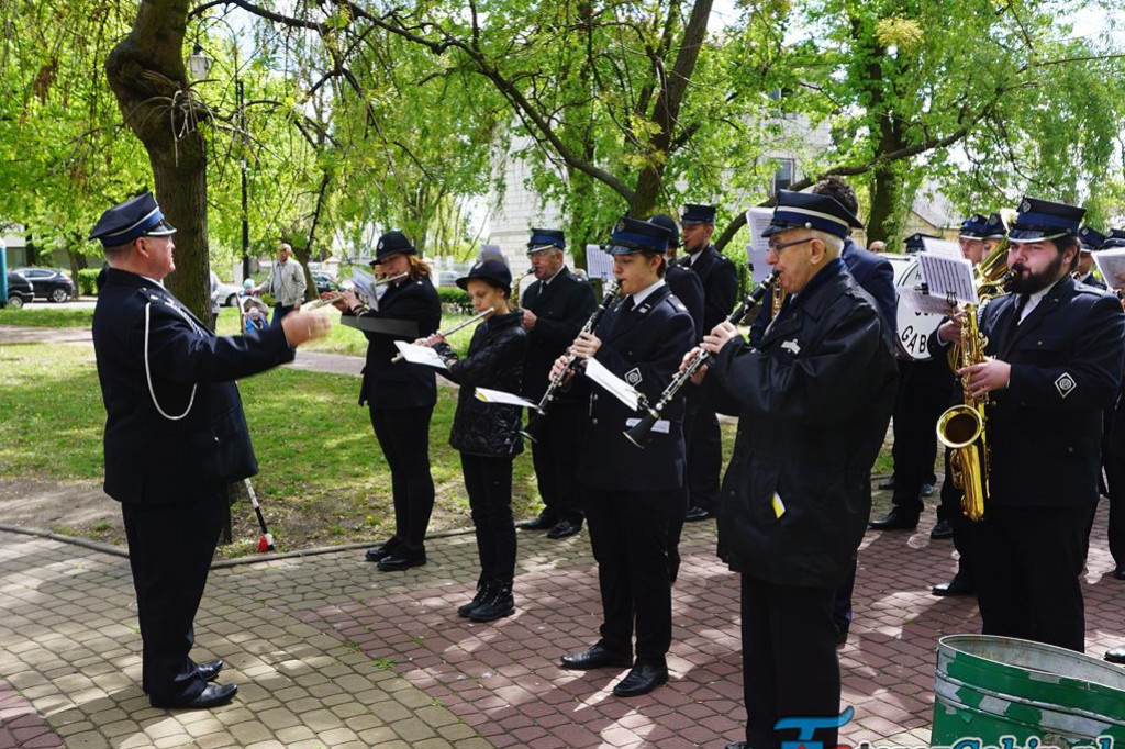 Gąbin uczcił rocznicę uchwalenia Konstytucji. Świętowali również strażacy. [zdjęcia]
