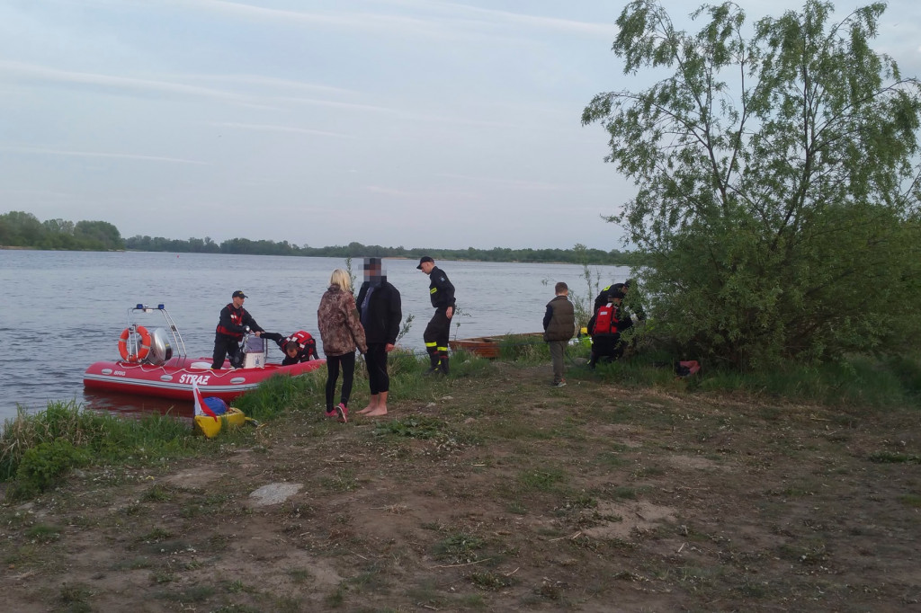 Płyną kajakami przez Wisłę dla swojego kolegi. Wczoraj przypłynęli do Jordanowa.