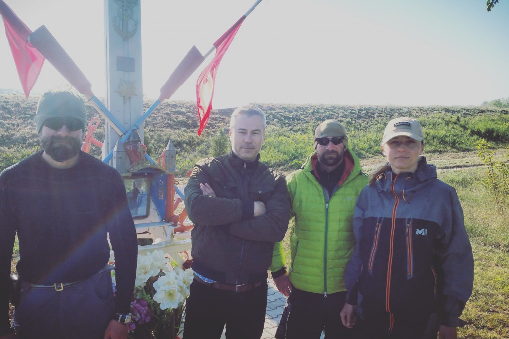 Płyną kajakami przez Wisłę dla swojego kolegi. Wczoraj przypłynęli do Jordanowa.
