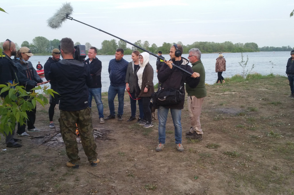 Płyną kajakami przez Wisłę dla swojego kolegi. Wczoraj przypłynęli do Jordanowa.