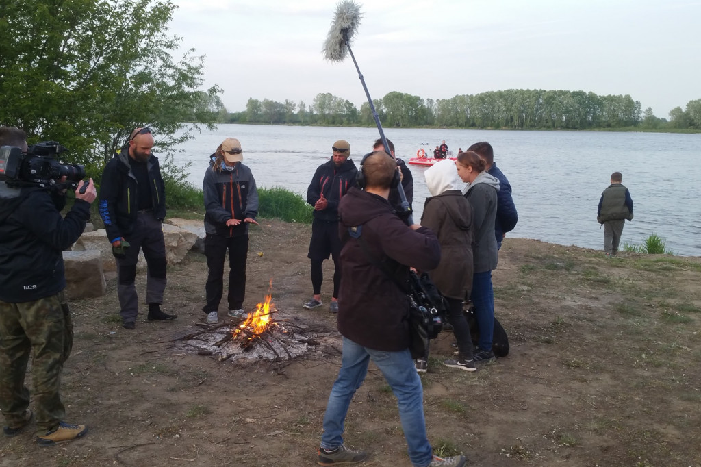 Płyną kajakami przez Wisłę dla swojego kolegi. Wczoraj przypłynęli do Jordanowa.