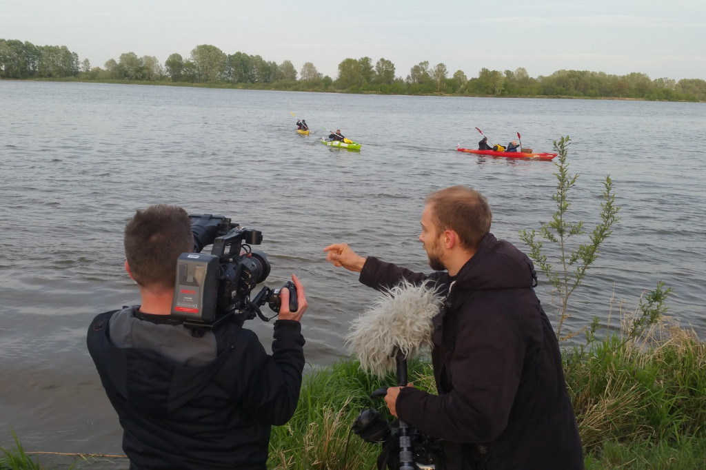 Płyną kajakami przez Wisłę dla swojego kolegi. Wczoraj przypłynęli do Jordanowa.