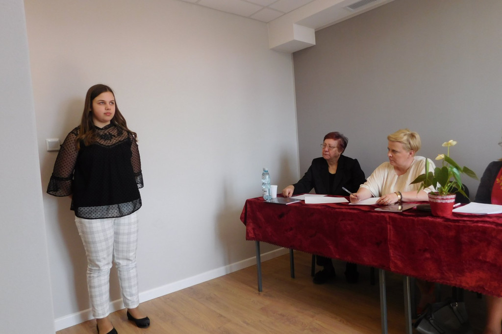 Gąbińska biblioteka zorganizowała konkurs recytatorski. Mamy zdolną młodzież. [zdjęcia]