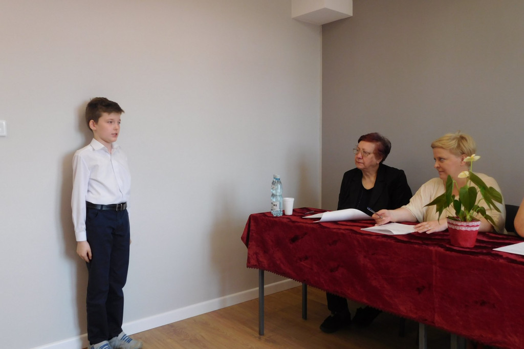 Gąbińska biblioteka zorganizowała konkurs recytatorski. Mamy zdolną młodzież. [zdjęcia]