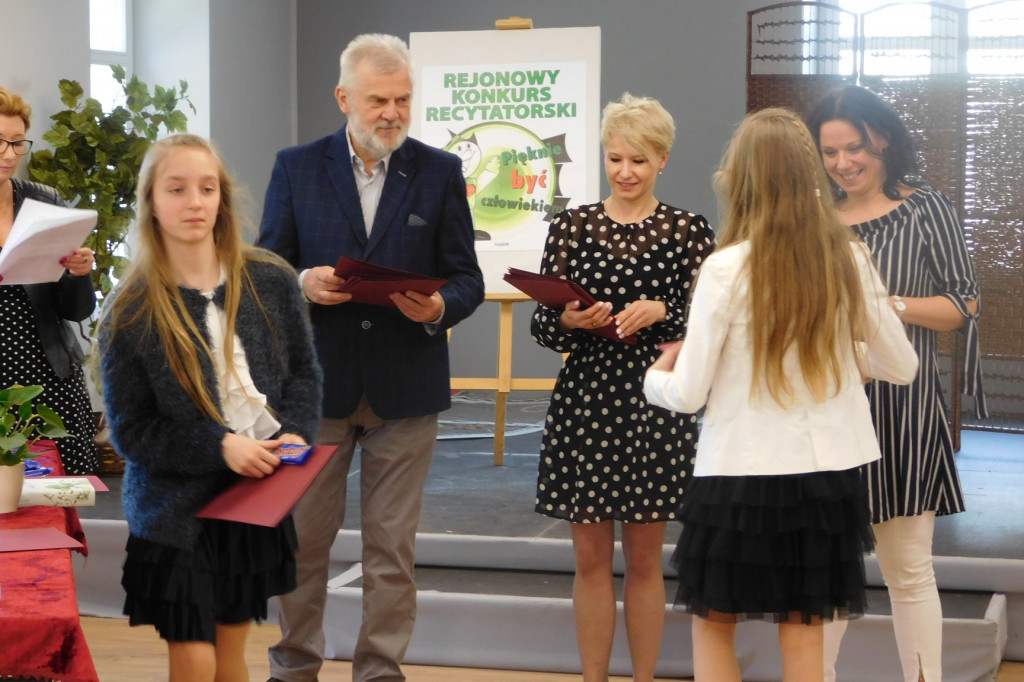 Gąbińska biblioteka zorganizowała konkurs recytatorski. Mamy zdolną młodzież. [zdjęcia]