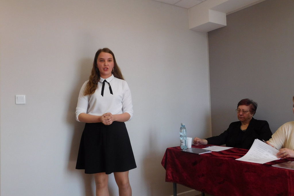 Gąbińska biblioteka zorganizowała konkurs recytatorski. Mamy zdolną młodzież. [zdjęcia]