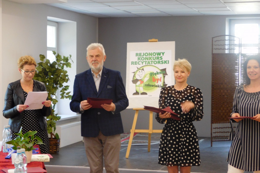 Gąbińska biblioteka zorganizowała konkurs recytatorski. Mamy zdolną młodzież. [zdjęcia]