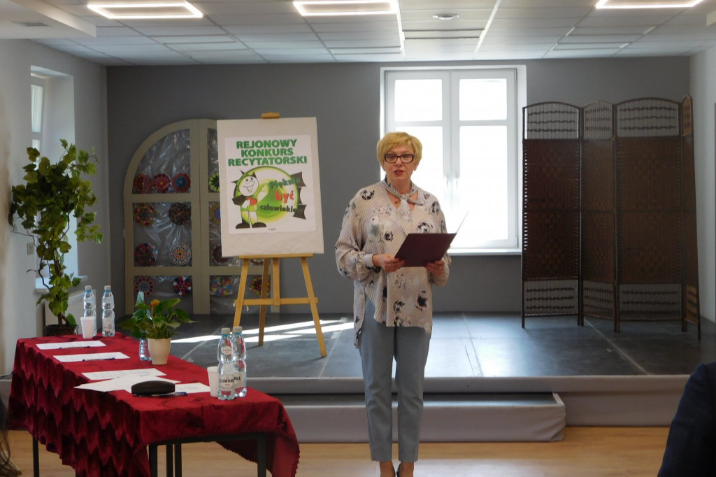 Gąbińska biblioteka zorganizowała konkurs recytatorski. Mamy zdolną młodzież. [zdjęcia]