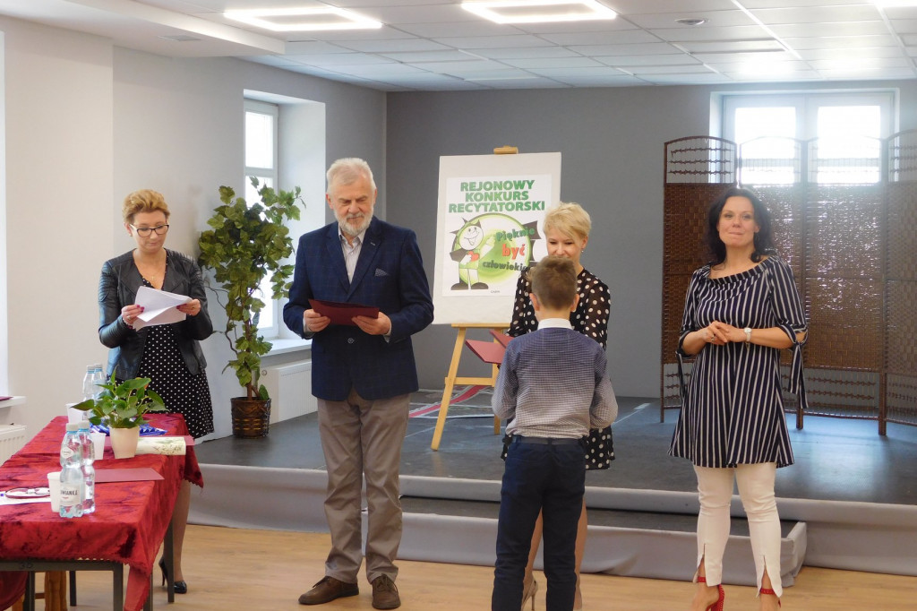 Gąbińska biblioteka zorganizowała konkurs recytatorski. Mamy zdolną młodzież. [zdjęcia]