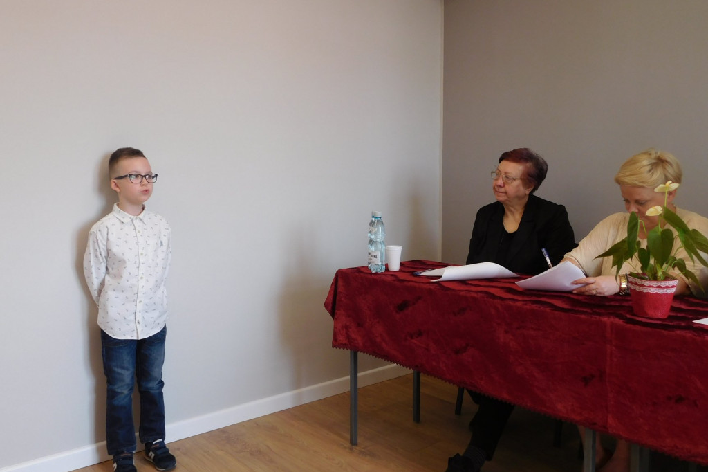 Gąbińska biblioteka zorganizowała konkurs recytatorski. Mamy zdolną młodzież. [zdjęcia]