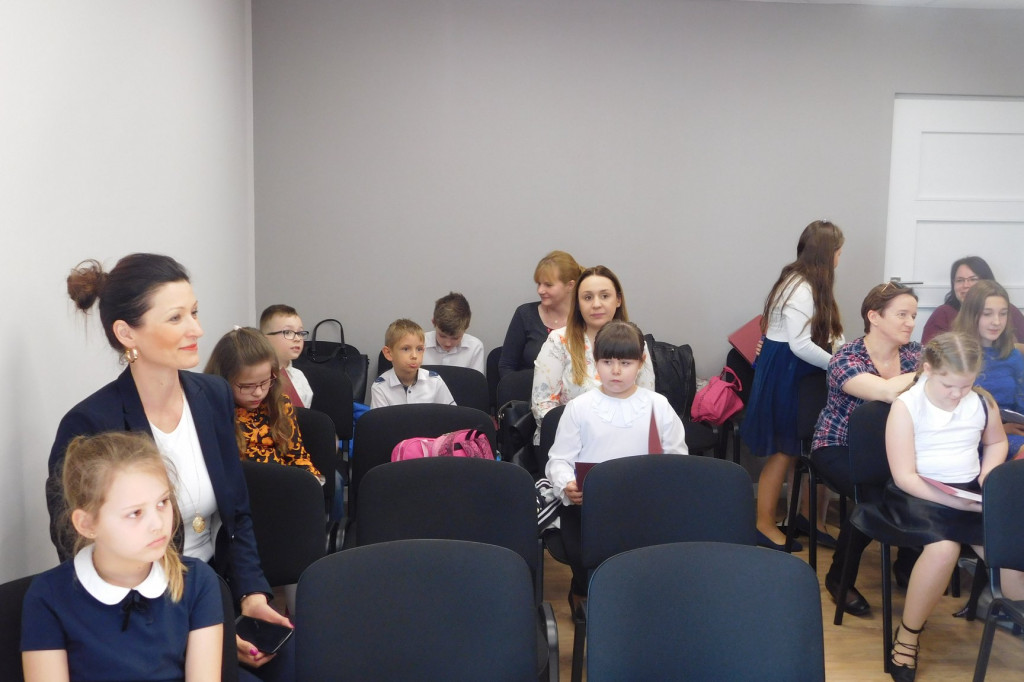 Gąbińska biblioteka zorganizowała konkurs recytatorski. Mamy zdolną młodzież. [zdjęcia]