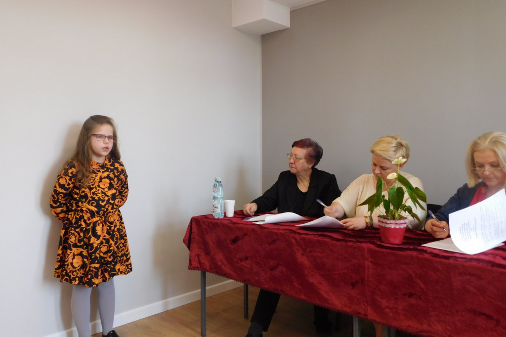 Gąbińska biblioteka zorganizowała konkurs recytatorski. Mamy zdolną młodzież. [zdjęcia]