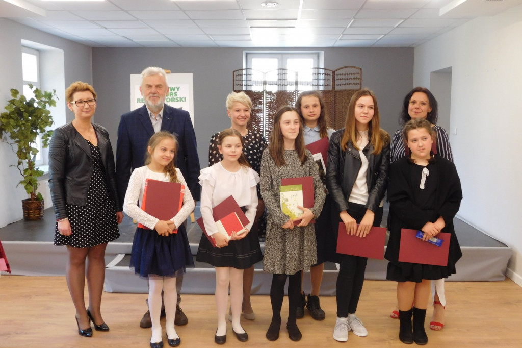 Gąbińska biblioteka zorganizowała konkurs recytatorski. Mamy zdolną młodzież. [zdjęcia]