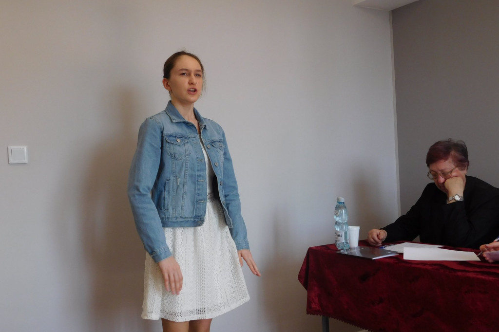 Gąbińska biblioteka zorganizowała konkurs recytatorski. Mamy zdolną młodzież. [zdjęcia]