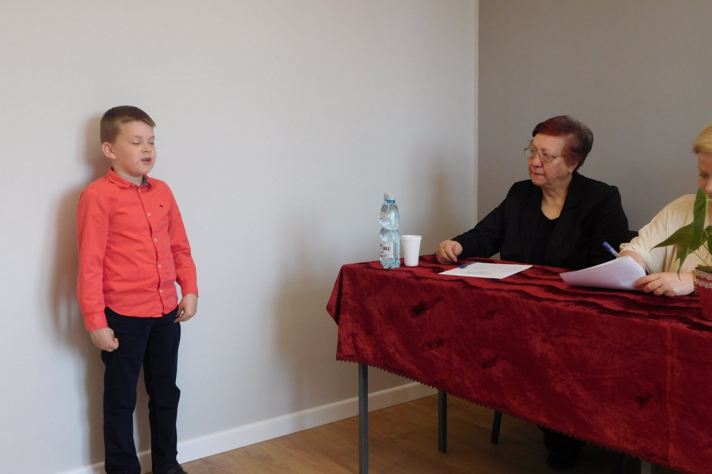 Gąbińska biblioteka zorganizowała konkurs recytatorski. Mamy zdolną młodzież. [zdjęcia]
