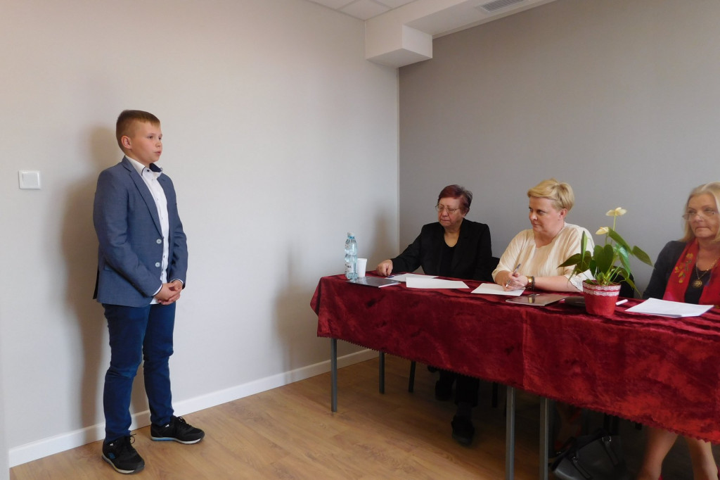 Gąbińska biblioteka zorganizowała konkurs recytatorski. Mamy zdolną młodzież. [zdjęcia]