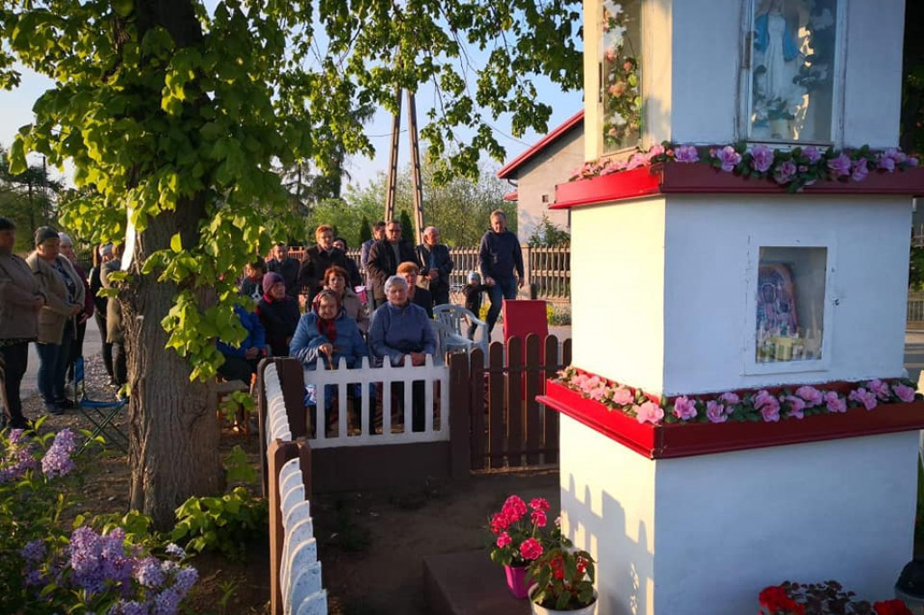 Tradycja nabożeństw majowych przy kapliczkach zanika. Ale nie w Troszynie... [zdjęcia]