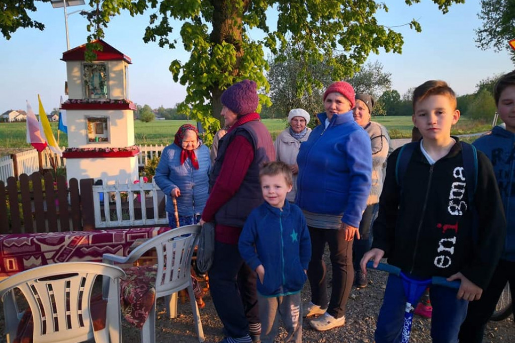 Tradycja nabożeństw majowych przy kapliczkach zanika. Ale nie w Troszynie... [zdjęcia]